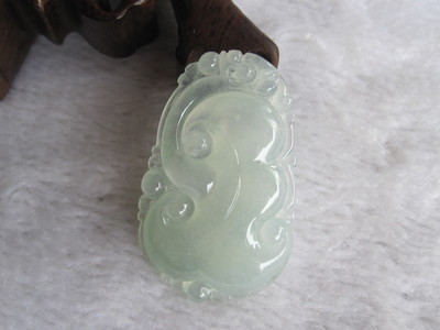 2012年色好水头足翡翠如意挂件鉴赏与选购指南——聚焦昆明市官渡区佳玉翡翠行\n\n#### 一、引言 翡翠如意的文化与魅力\n翡翠如意，作为中国传统玉雕艺术中的经典题材，承载着“万事如意、顺心顺意”的美好寓意。它不仅是珠宝饰品，更是中华玉文化的浓缩体现。在众多翡翠品类中，一件色好、水头足、工艺精湛的翡翠如意挂件，往往被视为收藏与佩戴的佳品。2012年前后，翡翠市场正值稳步上升期，一批优质翡翠如意挂件在昆明市官渡区佳玉翡翠行这样的专业商户中汇聚流通，今天我们就围绕“2012年色好水头足翡翠如意挂件”展开一